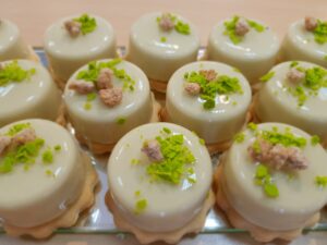 Read more about the article Monoporcje – elegancja w miniaturze. Dlaczego te słodkości podbijają Warszawę?